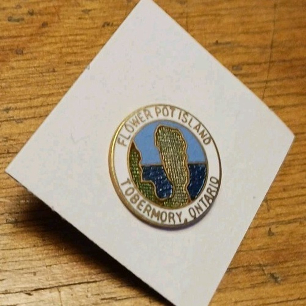 Vintage Flower Pot Island Tobermory, Ontario Lapel Pin Back Enamel Metal